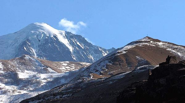 Альпинист пострадал при сходе лавины на горе Казбек