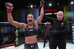 Девушка-боец UFC попала в скандал из-за слов ее секунданта во время боя