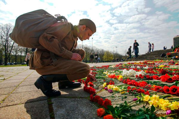 «Отказаться от кремлевского нарратива»: во что превратился День Победы в странах бывшего СССР 