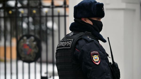 Тело россиянина с ножевыми ранениями нашли в кровати чужой квартиры
