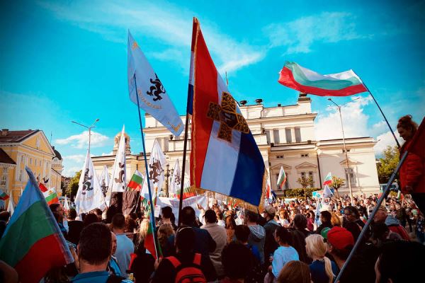 «Угроза для правительства»: болгары вышли на протест против помощи Украине 