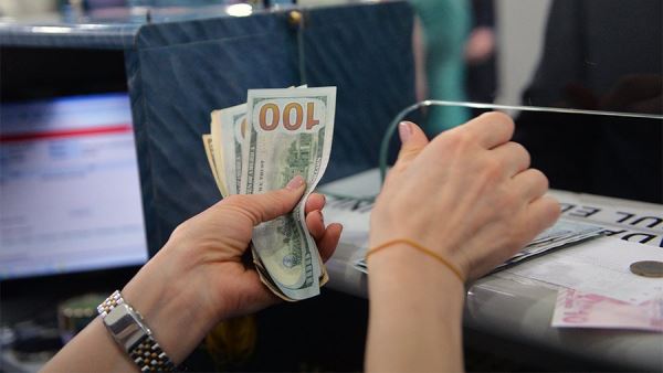 В Сербии предрекли уничтожение доллара как мировой резервной валюты<br />
